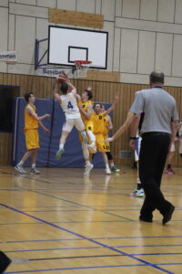 Max Schmidt von der Turnerschaft Kronach Basketball zieht zum Korb!